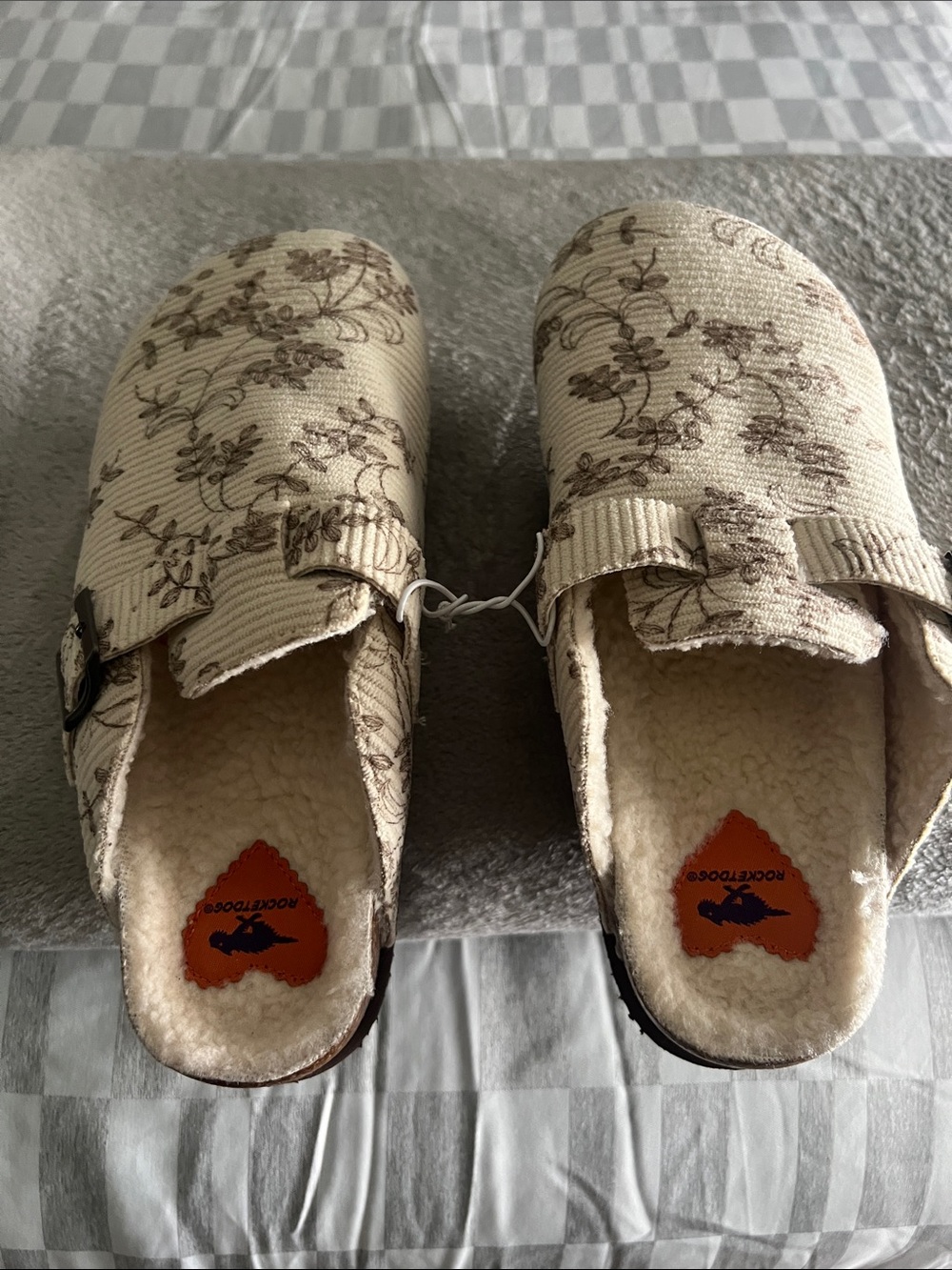 Cozy Floral woman tSlip-On Clogs in Cream and Brown